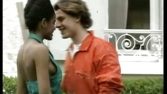 Nuostabus :  MILF ir jos draugas dalijasi savo posūnio peniu, kol šis miega Seksualus karšto porno 