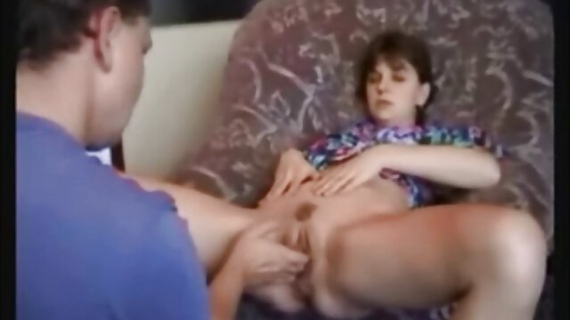 Nuostabus :  Blyškiai balta paauglių gražuolė surengė pirmąją suaugusiųjų sceną ir perklausą Seksualus karšto porno 